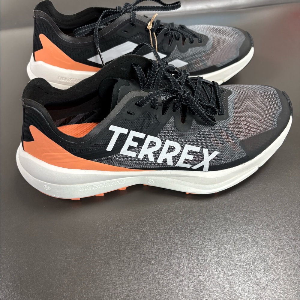 NWT Adidas Black and Orange Athletic Shoes with Breathable Mesh Terrex Size 8.5 - Picture 3 of 7